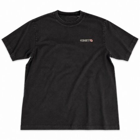 Predná strana čierneho trička KinetIQ Black Washed s malým sivým a lososovoružovým logom na hrudi.